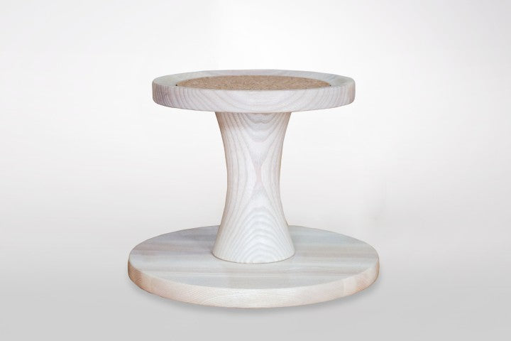 Ein Unterbau aus heller Esche mit runder, stabiler Basis und erhöhter Abstellfläche, geeignet für 5L Beauty Karaffe.