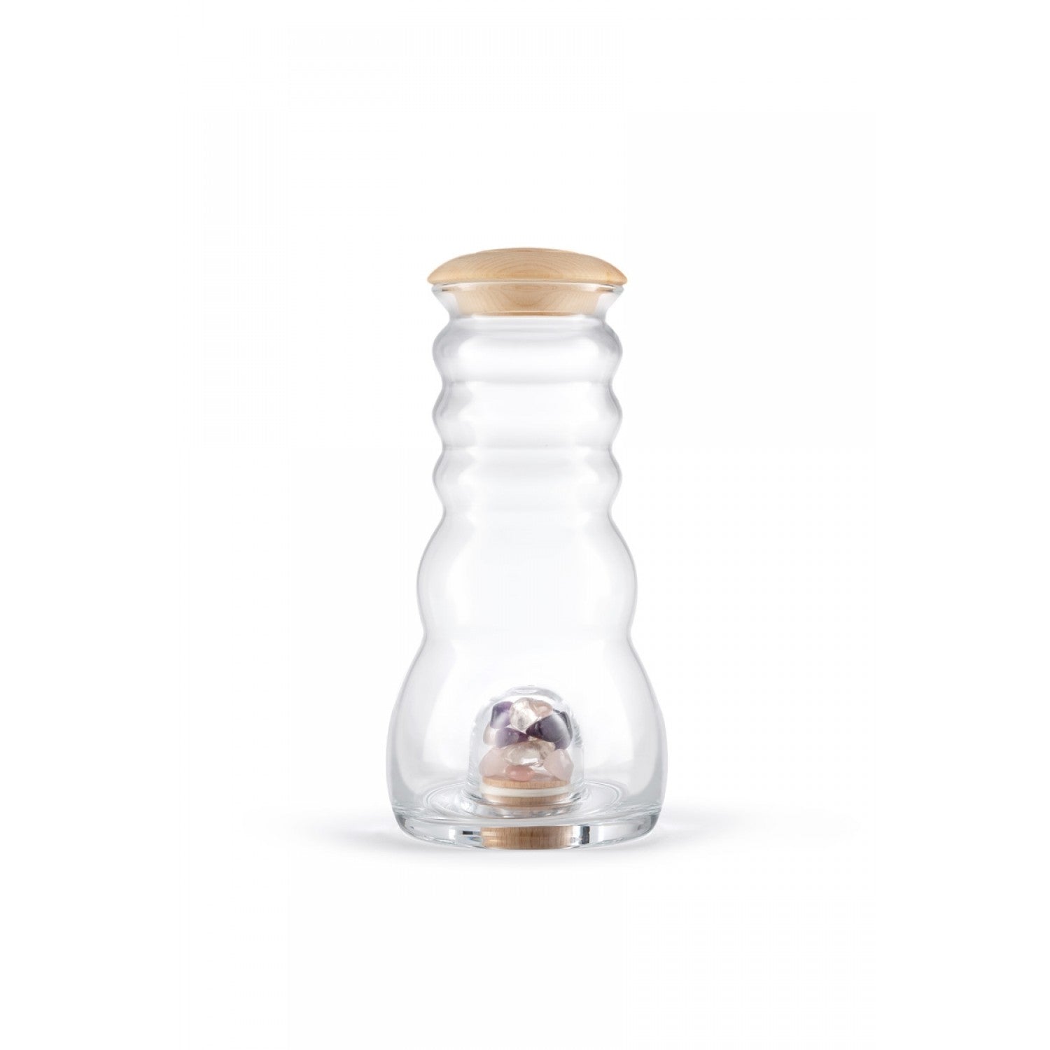 Eine klare, geschwungene Cadus Karaffe aus Glas, 1 Liter Fassungsvermögen, mit Holzdeckel und Edelsteinmodul im Boden.