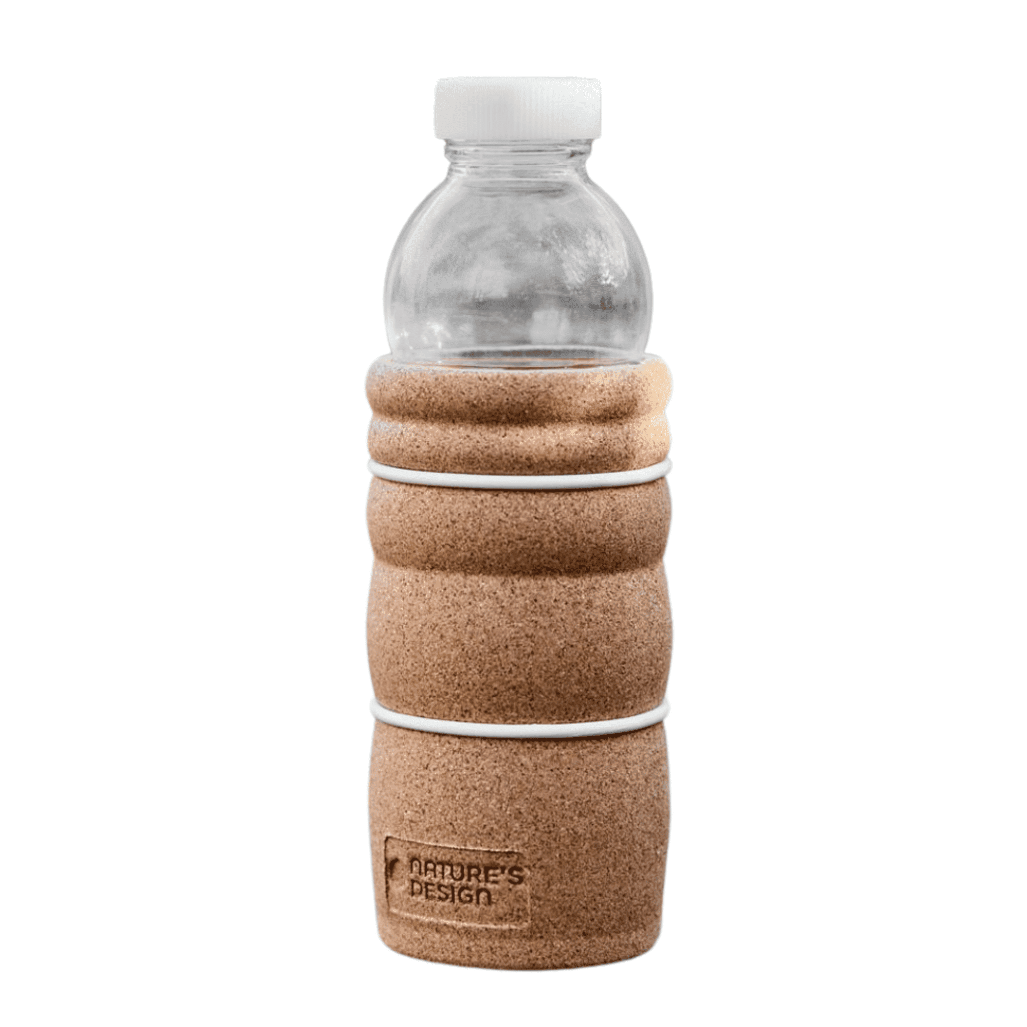 Zu sehen ist eine Trinkflasche mit durchsichtigem Kunststoffkörper, weißem Schraubverschluss und formschützendem Korkmantel. Auf dem Kork steht „Nature’s Design“.