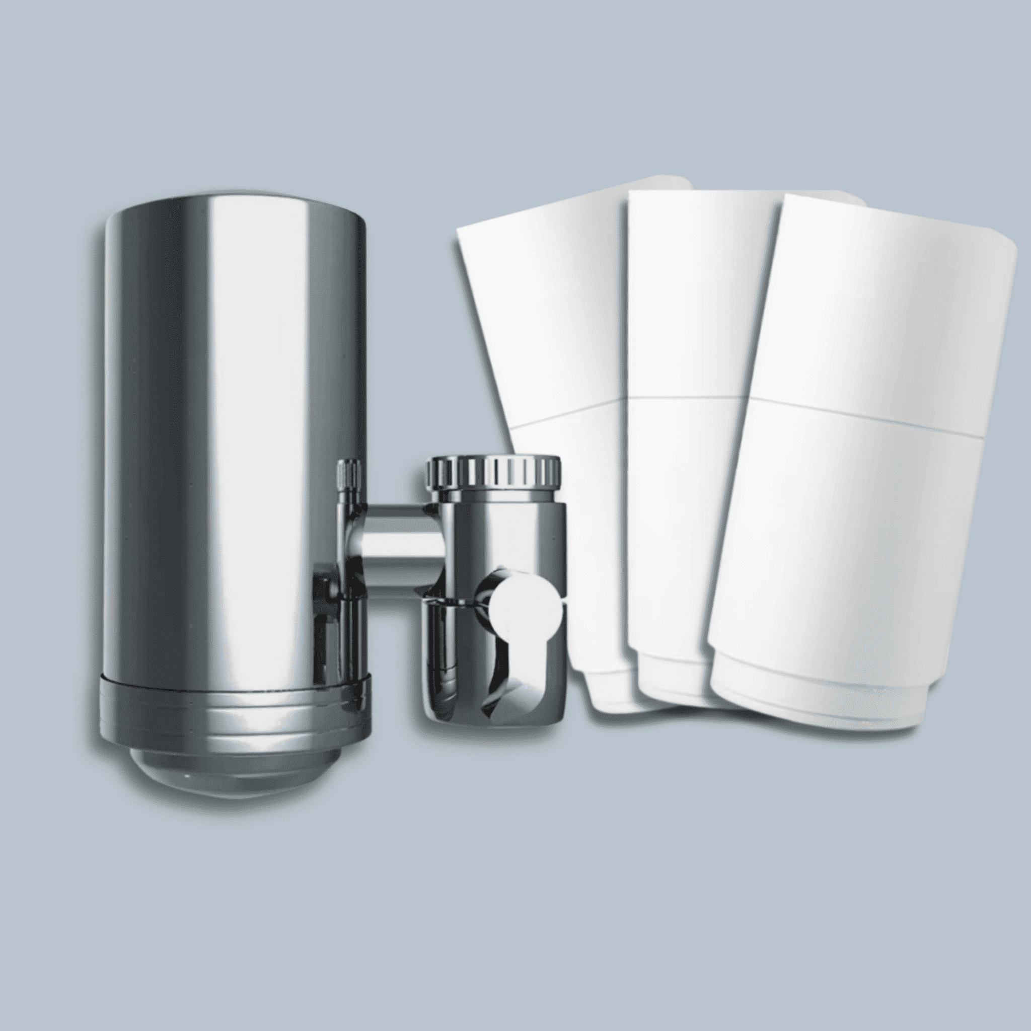 Ein silberner Wasserhahnfilter mit rundem Gehäuse, sichtbarem Drehmechanismus und drei weißen Ersatzfiltern daneben.