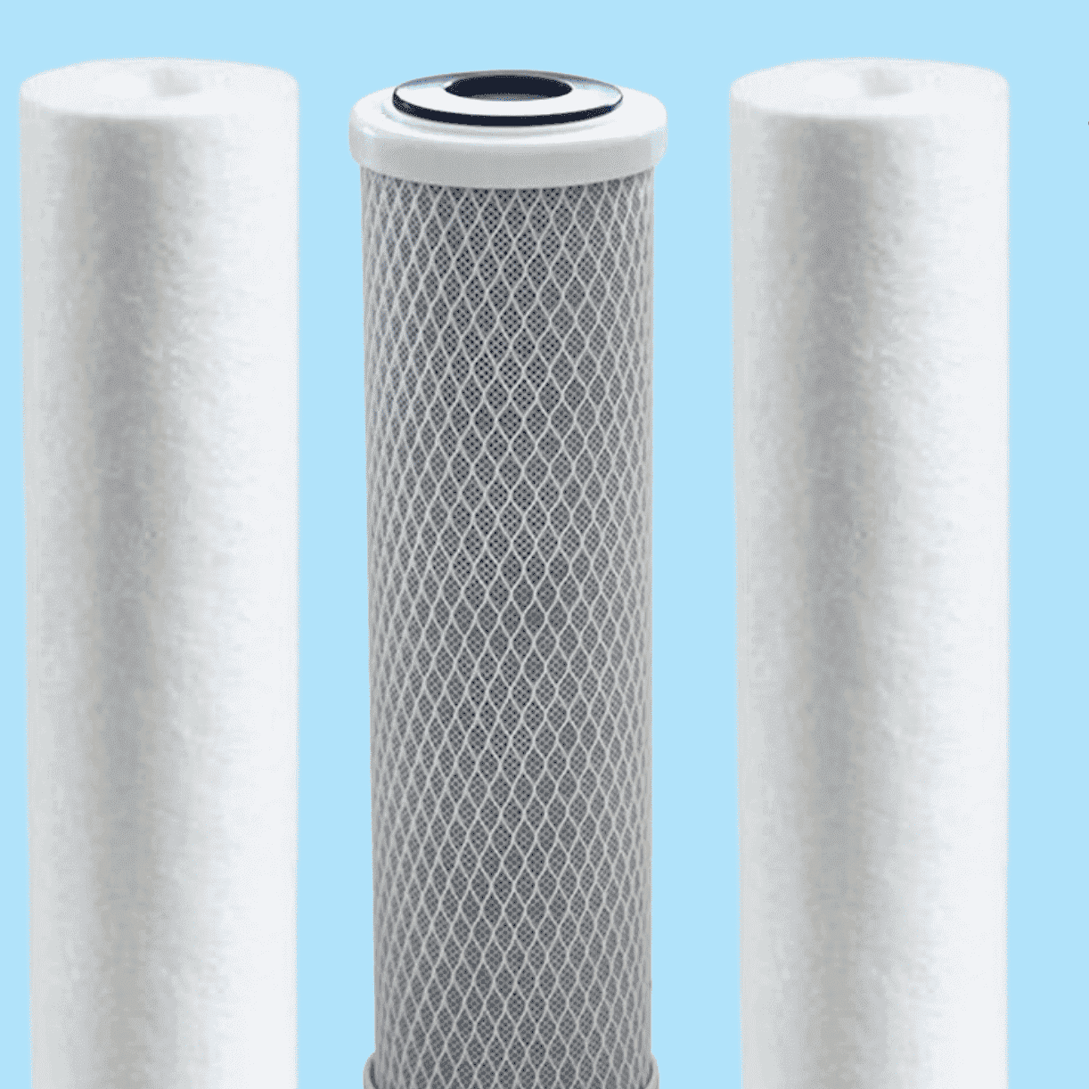 Fünf zylindrische Wasserfilter, drei aus weißem Fasermaterial, zwei mit grauem Netz, plus eine blaue Umkehrosmose-Membran.