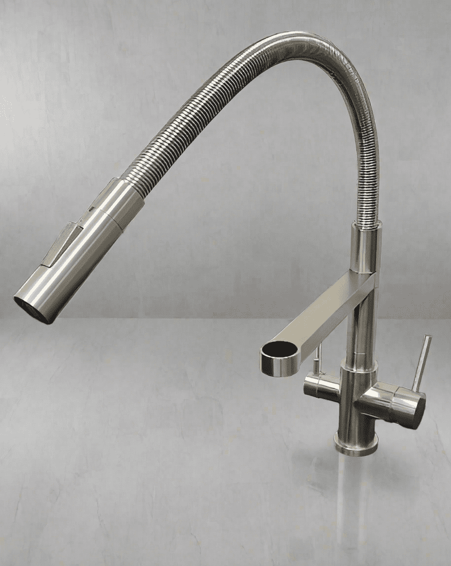 Eine moderne Küchenarmatur aus Edelstahl mit flexiblem, gebogenem Brausekopf, separatem Auslauf und zwei Bedienhebeln.