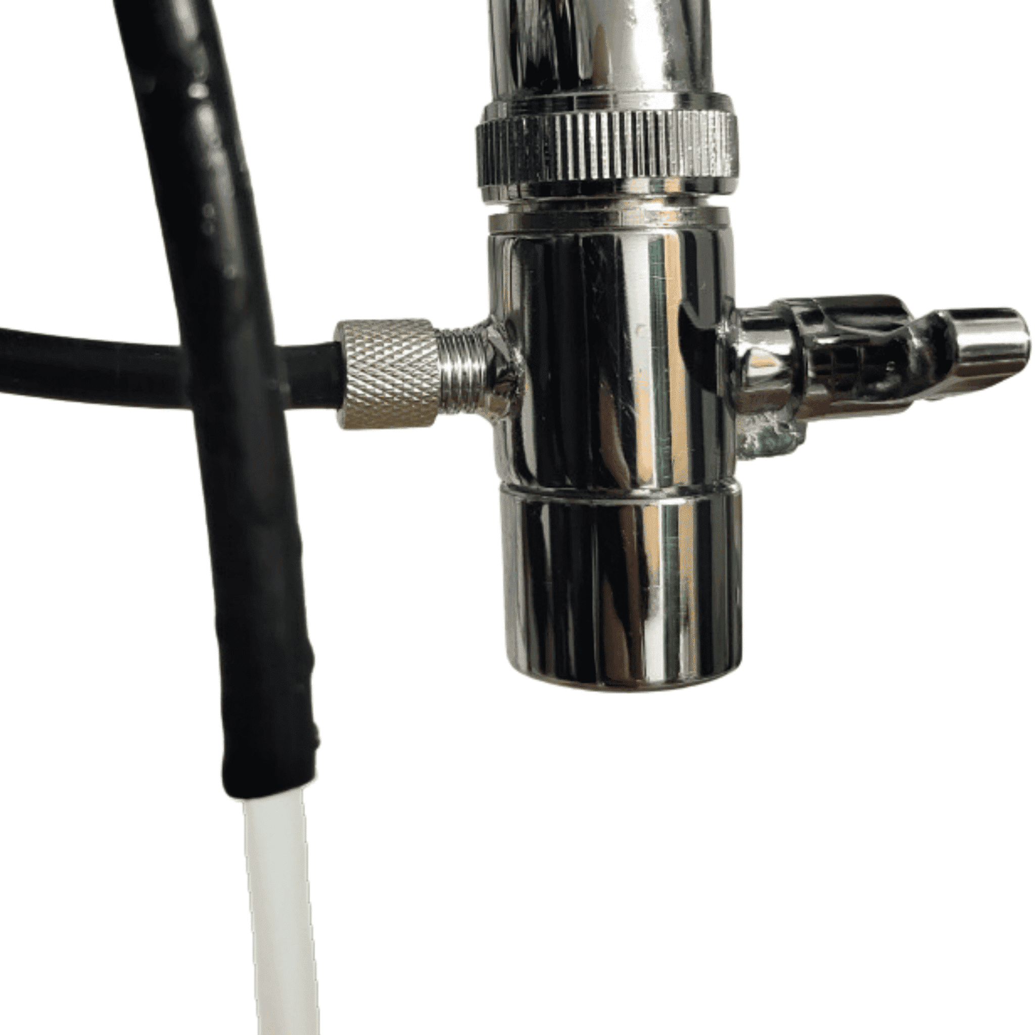 Ein metallischer Universaladapter für Wasserzufuhr, angeschlossen an einen Wasserhahn, mit schwarzem und weißem Schlauch verbunden.
