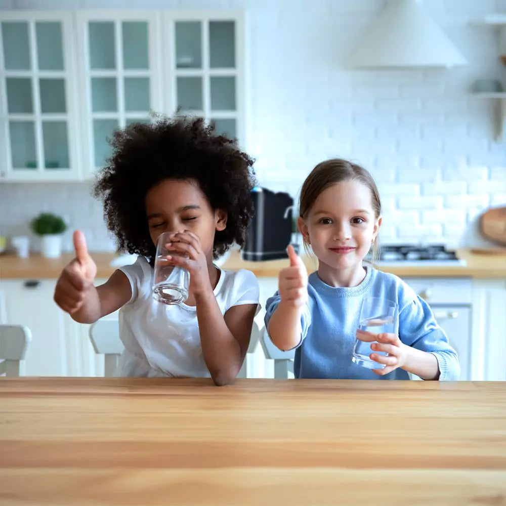 Kinder beim Wasser Trinken mit der PureBliss-Pro