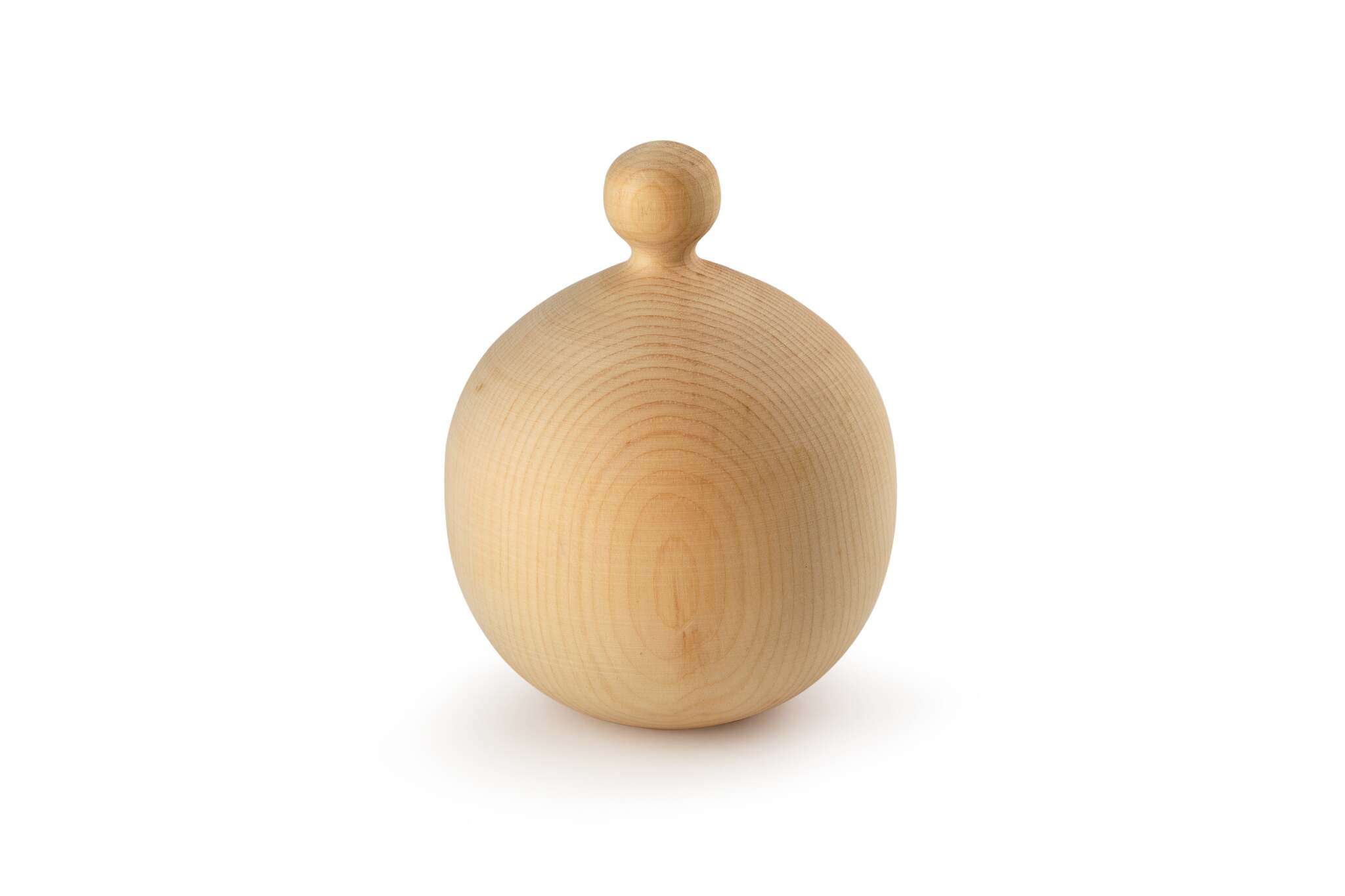 Ein einzelnes rundes, leichtes Holzobjekt mit einer glatten, natürlichen Oberfläche. Es hat eine kugelförmige Basis und einen kleinen kugelförmigen Knopf auf der Oberseite. Die Maserung des Holzes ist auf der gesamten Oberfläche sichtbar. Das Objekt befindet sich auf einem schlichten weißen Hintergrund.